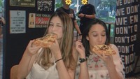 Di sebuah restoran, artis berusia 25 tahun itu terlihat sedang menikmati sepotong pizza berukuran besar. Makan pizza semakin lengkap karena Celia ditemani segelas Coca-Cola. Foto: Instagram @celiathoms