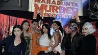 Pemain sinetron itu juga sempat merayakan Halloween bersama teman-temannya di Marabunta Resto & Bar, Semarang. Celia mengenakan kostum hallowen.Beberapa makanan lezat juga sudah siap di meja. Foto: Instagram @celiathoms