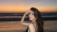 Celia Thomas disorot usai dugaan dirinya yang menjadi gandengan Teuku Ryan, suami Ria Ricis di gala premier film. Menanggapi tudingan tersebut, Celia menyebut Ryan hanya salah satu teman dekatnya. Foto: Instagram @celiathoms