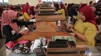 Menteri Keuangan Sri Mulyani Indrawati pernah mengatakan alasan CHT naik 10% pada 2023 dan 2024, salah satunya guna mengendalikan konsumsi dan produksi. Jika harga rokok naik diharapkan konsumsinya juga menurun. 