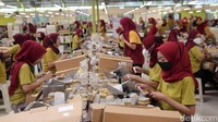 Pekerja menata rokok sigaret kretek tangan (SKT) untuk dikemas di sebuah pabrik rokok di Bantul, Yogyakarta. 