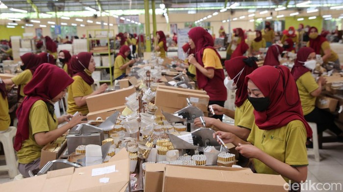 Pekerja menata rokok sigaret kretek tangan (SKT) untuk dikemas di sebuah pabrik rokok di Bantul, Yogyakarta.