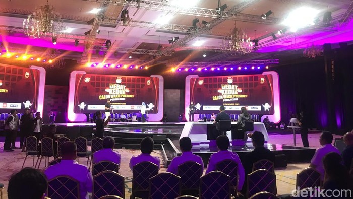 Debat kedua Pilpres 2024 yang diikuti 3 cawapres akan digelar di JCC Senayan, Jakarta, besok. Begini suasana gladi resiknya. (Firda CA/detikcom)