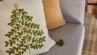 Nah, yang paling simpel adalah menggunakan sarung bantal dengan motif pohon natal. Foto: Emily Henderson Design via The Spruce