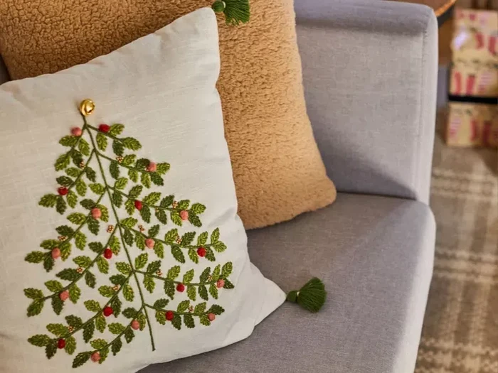 dekorasi natal/Emily Henderson Design via The Spruce