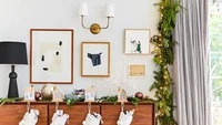 Kamu bisa menggantungkan kaus kaki di sekitar meja tamu. Selain itu, kamu juga bisa memasang tanaman rambat di dekat jendela Foto: Emily Henderson Design via The Spruce