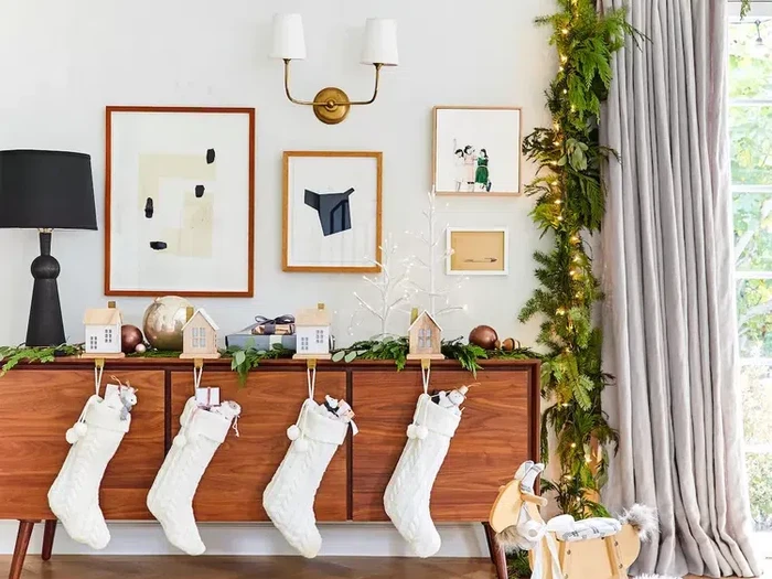 dekorasi natal/Emily Henderson Design via The Spruce