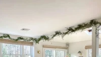 Kamu juga bisa lho menghias bagian langit-langit rumah dengan rangkaian bunga atau dedaunan agar lebih terasa suasana Natal-nya. Foto: M Starr Design via The Spruce