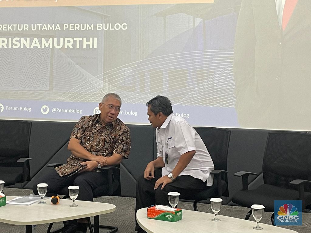 Direktur Utama Perum Bulog Bayu Krisnamurthi dan Direktur Supply Chain Pelayanan Publik Bulog Mokhamad Suyamto saat Ngobrol Bareng Bulog, Kamis (21/12/2023),. (CNBC Indonesia/Romys Binekasri)