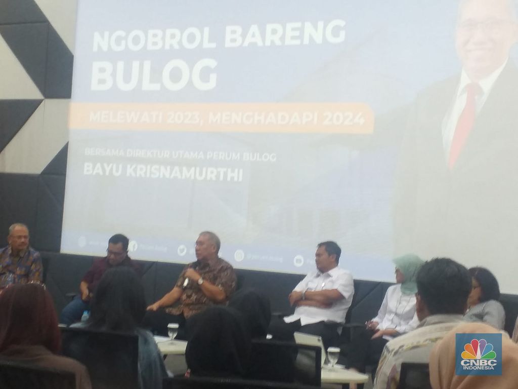 Direktur Utama Perum Bulog Bayu Krisnamurthi dan Direktur Supply Chain Pelayanan Publik Bulog Mokhamad Suyamto saat Ngobrol Bareng Bulog, Kamis (21/12/2023),. (CNBC Indonesia/Romys Binekasri)