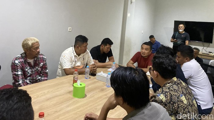 Direktur Utama PSM Makassar Sadikin Aksa saat bertemu dengan perwakilan suporter di Mes PSM.