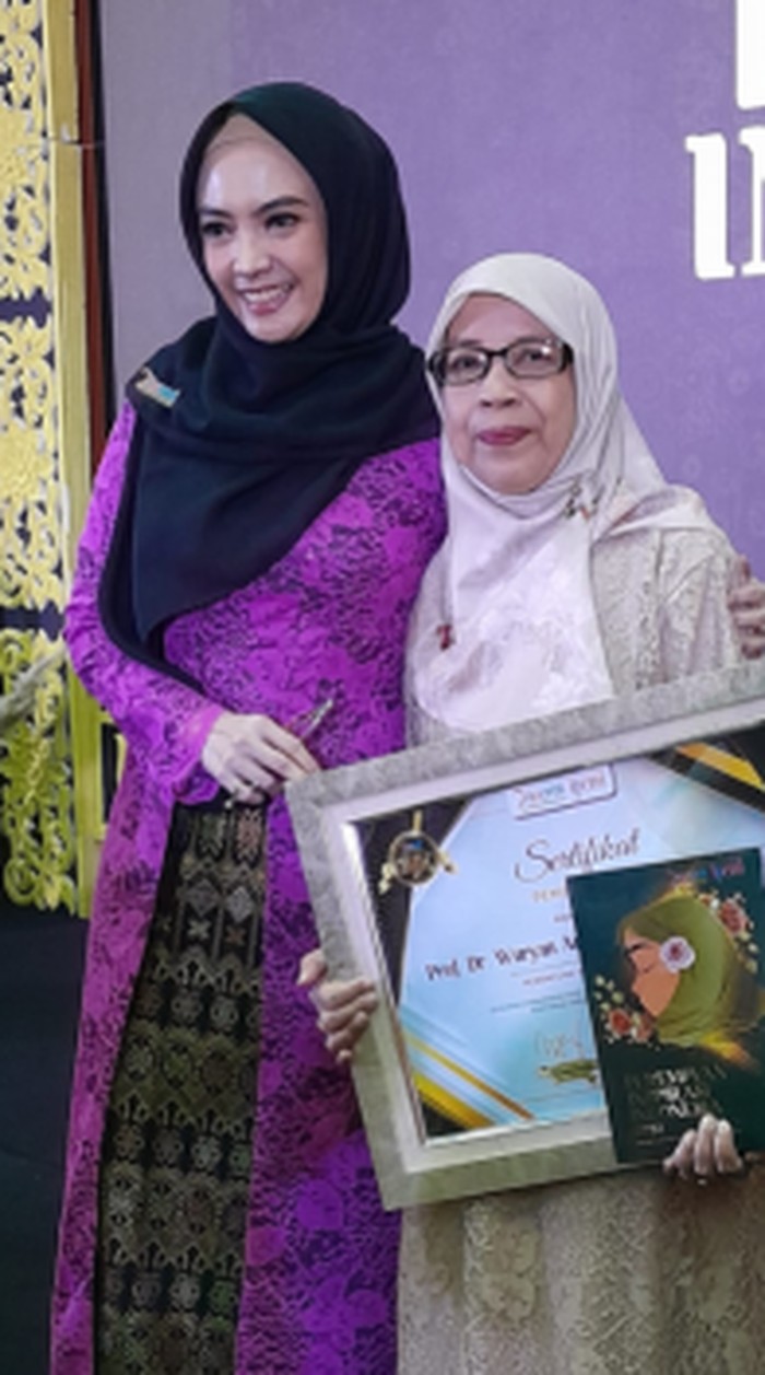 Dosen Fakultas Ekonomi dan Bisnis Universitas Brawijaya (FEB-UB), Prof Wuryan Andayani memperoleh penghargaan sebagai Perempuan Inspirasi Indonesia 2023