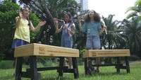 Bangku dengan kerangka yang terbuat dari 100% daur ulang plastik sachet dan flexible tersebut kemudian akan didistribusikan ke beberapa sekolah dasar (SD) sebagai upaya mendukung Gerakan Sekolah Sehat untuk aspek lingkungan milik Kementerian Pendidikan, Kebudayaan, Riset, dan Teknologi. Nestlé percaya bahwa siswa tingkat SD merupakan jenjang penting untuk membentuk kebiasaan baik.  