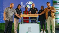 Sebanyak 5.000 bangku daur ulang akan didistribusikan sebagai media edukasi lingkungan bagi siswa akan pentingnya pemilahan sampah agar dapat didaur ulang menjadi produk yang memiliki nilai guna dan nilai jual yang lebih tinggi. 