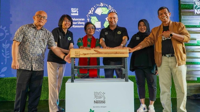 Edukasi Lingkungan Lewat Produk Daur Ulang Nestle Indonesia kembali menegaskan komitmennya dalam kemasan berkelanjutan. Hal itu diwujudkan lewat produk daur ulang berupa bangku yang terbuat dari plastik.