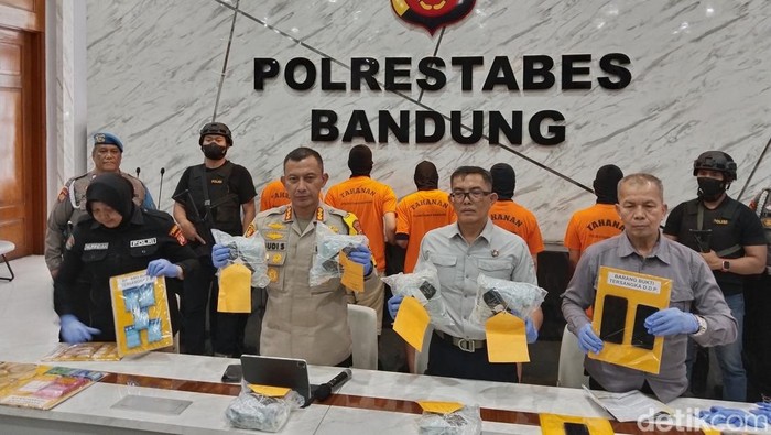 Ekspose pengungkapan peredaran sabu 7 kg di Kota Bandung.