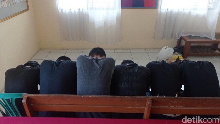 Enam dari tujuh pelajar berandalan bermotor yang menganiaya pejalan kaki di Tasikmalaya.