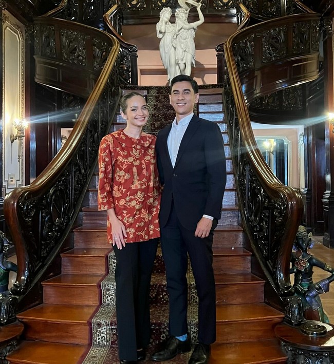 Pose bersama sang suami, Maulana Kasetra, aura istri diplomat makin terpancar dengan gaya elegan dan bersahaja. Dalam kesempatan tersebut, Enzy juga mengikuti kelas kecantikan. Foto: Instagram/@enzystoria
