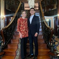 Pose bersama sang suami, Maulana Kasetra, aura istri diplomat makin terpancar dengan gaya elegan dan bersahaja. Dalam kesempatan tersebut, Enzy juga mengikuti kelas kecantikan. Foto: Instagram/@enzystoria