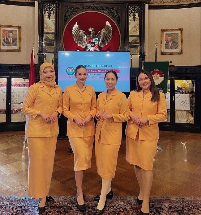 Setelah upacara, dia menyempatkan foto bersama anggota ibu-ibu dharma wanita lainnya mengenakan seragam resmi berupa blazer dan rok pensil, serta sepatu hitam. Foto: Instagram/@enzystoria