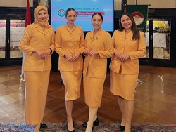 6 Gaya Enzy Storia Pakai Seragam Dharma Wanita Setelah Jadi Istri Diplomat