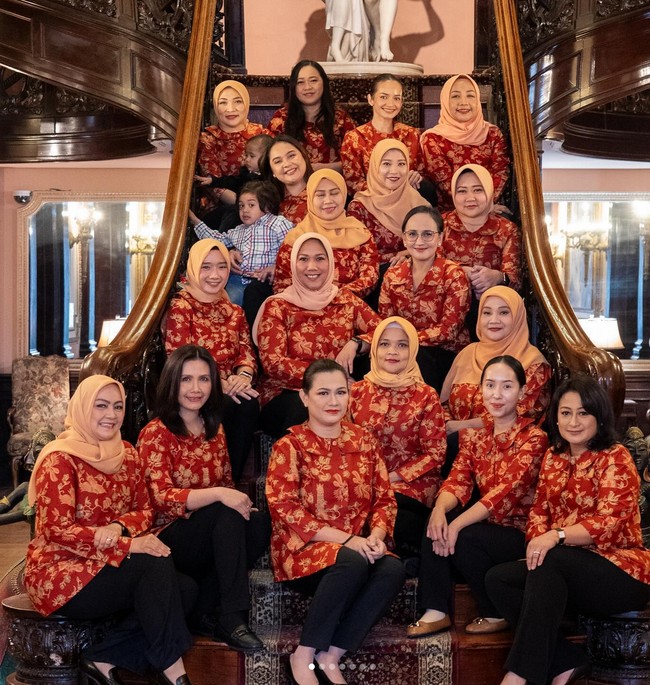 Jadi istri diplomat yang bertugas di Washington, D.C., AS, Enzy Storia tergabung dalam komunitas Dharma Wanita di sana. Pada Selasa (19/12/2023), dia bersama anggota lainnya merayakan hari jadi DWP KBRI Washington D.C yang ke-24. Foto: Instagram/@enzystoria