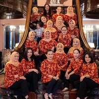 Jadi istri diplomat yang bertugas di Washington, D.C., AS, Enzy Storia tergabung dalam komunitas Dharma Wanita di sana. Pada Selasa (19/12/2023), dia bersama anggota lainnya merayakan hari jadi DWP KBRI Washington D.C yang ke-24. Foto: Instagram/@enzystoria