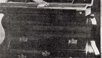 Gambar yang diambil oleh Montague Cooper ini berasal dari awal tahun 1900-an. Dia mengambil foto ini atas permintaan seorang pedagang furnitur. Saat film tersebut dikembangkan, muncullah tangan hantu. Analis mengerjakan gambar tersebut, namun mereka tidak dapat menemukan tanda-tanda bahwa gambar tersebut telah dirusak atau bahwa film tersebut mungkin telah terekspos. Foto: Thouhtnova