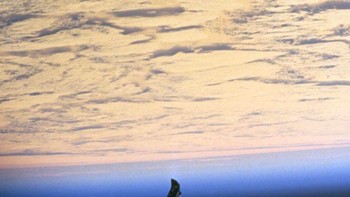 Objek aneh yang difoto oleh misi STS-88 NASA pada tahun 1998 ini dijuluki Satelit Black Knight. Foto ini dipercaya sebagian orang sebagai pesawat ruang angkasa atau satelit luar angkasa dari alien yang mengorbit Bumi dan NASA menutupi keberadaan dan asal usulnya. Foto: Thouhtnova