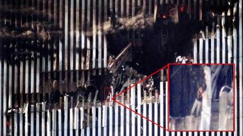 Edna Cintron selamat dari kecelakaan pesawat dahsyat di Menara Utara World Trade Center. Dalam sebuah foto, dia terlihat melambai minta tolong dari lantai 95, namun masih belum jelas bagaimana dia bisa selamat dari kecelakaan itu. Foto: Thouhtnova