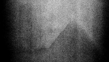 Foto ini, diambil oleh Apollo 17 di dekat Batu Geophone selama misi bulan terakhir, terdaftar sebagai foto kosong dalam indeks fotografi. Meskipun memiliki masalah dengan paparan cahaya dan kebisingan, penyesuaian kontras akan memperlihatkan struktur seperti piramida. Foto: Thouhtnova