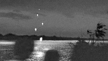 Bola api Naga, juga dikenal sebagai lampu Mekong, adalah fenomena alam yang disaksikan di sungai Mekong di Thailand dan Laos. Saksi mata menyatakan mereka melihat bola merah menyala muncul dari bawah sungai dan ke udara. Hingga saat ini, belum ada penelitian ilmiah yang dapat menjelaskan peristiwa aneh tersebut Foto: Thouhtnova