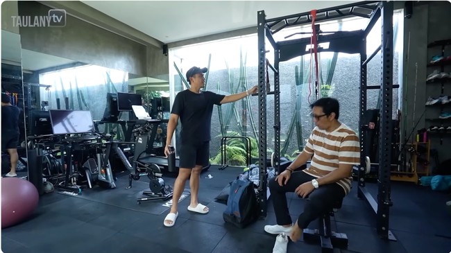 Kamar tamu juga dilengkapi gym. Di sini, Ditto yang suka mengikuti maraton dan sejenisnya melatih fisiknya. (Foto: YouTube/Taulany TV)
