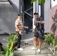 Rumah utama dan kamar tamu sama-sama berdesain minimalis dengan warna abu yang mendominasi. Salah satu fitur unik di rumah utama yang terdiri dari tiga lantai itu adalah pintu depan setinggi 7 meter. (Foto: YouTube/Taulany TV)