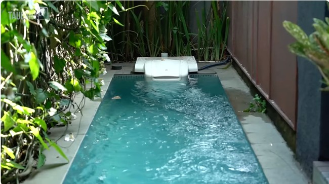Selain itu, halaman depan memiliki kolam renang. Kolam imut buat latihan, kata pria bernama lengkap Muhammad Pradana Budiarto itu saat muncul di konten YouTube Taylany TV. Kolam tersebut dilengkapi mesin untuk membuat arus. (Foto: YouTube/Taulany TV)