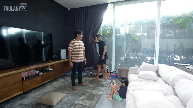 Desain rumah dibuat dengan konsep open space. Adalah sang istri, Ayudia Bing Slamet, yang lebih banyak terlibat dalam memikirkan desain rumah tersebut. (Foto: YouTube/Taulany TV)