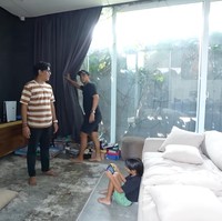 Desain rumah dibuat dengan konsep open space. Adalah sang istri, Ayudia Bing Slamet, yang lebih banyak terlibat dalam memikirkan desain rumah tersebut. (Foto: YouTube/Taulany TV)