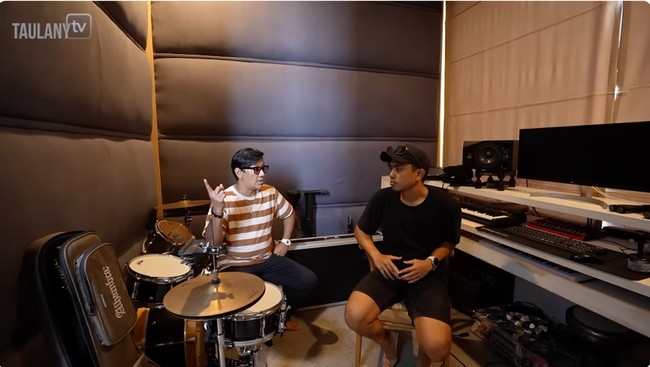 Kamar utama dan kamar anak berada di lantai dua. Studio musik Ditto juga di lantai yang sama. (Foto: YouTube/Taulany TV)