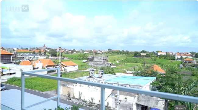 Ditto dan Ayudia memanfaatkan lantai teratas sebagai rooftop untuk tempat nongkrong. Panorama sekitaran Canggu bisa dinikmati dari sini. (Foto: YouTube/Taulany TV)