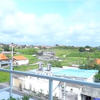 Ditto dan Ayudia memanfaatkan lantai teratas sebagai rooftop untuk tempat nongkrong. Panorama sekitaran Canggu bisa dinikmati dari sini. (Foto: YouTube/Taulany TV)