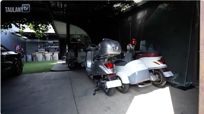 Berlokasi di kawasan Canggu, rumah Ditto dan Ayudia terdiri dari dua bangunan yakni rumah utama dan kamar tamu yang saling bersebalahan. Di kamar tamu, terdapat garasi yang menyimpan sejumlah koleksi vespa Ditto. (Foto: YouTube/Taulany TV)