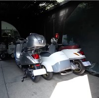 Berlokasi di kawasan Canggu, rumah Ditto dan Ayudia terdiri dari dua bangunan yakni rumah utama dan kamar tamu yang saling bersebalahan. Di kamar tamu, terdapat garasi yang menyimpan sejumlah koleksi vespa Ditto. (Foto: YouTube/Taulany TV)