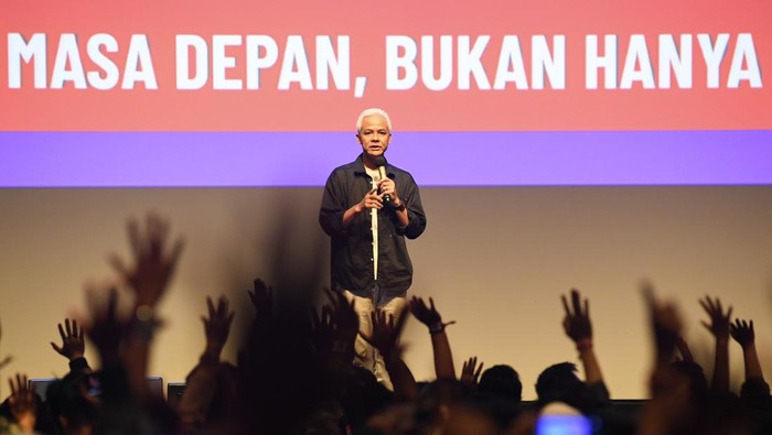 Calon presiden nomor urut 3 Ganjar Pranowo memberikan materi saat acara festival Teman Cerita di Djakarta Theater, Jakarta, Kamis (21/12/2023). Ganjar Pranowo menjadi pembicara dengan memberikan pandangannya terhadap industri kreatif bagi GenZ dan milenial. ANTARA FOTO/M Risyal Hidayat/Spt.