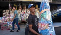 Pekerja mengangkat parsel pesanan pembeli di salah satu toko parcel di Palu, Sulawesi Tengah, Rabu (20/12/2023). Menjelang perayaan Natal dan Tahun Baru 2024, sejumlah pedagang parsel musiman bermunculan.