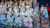 Parsel-parsel itu dijual mulai dari seharga Rp150 ribu hingga Rp3 juta per unitnya, bergantung pada besaran bentuk juga isinya. 