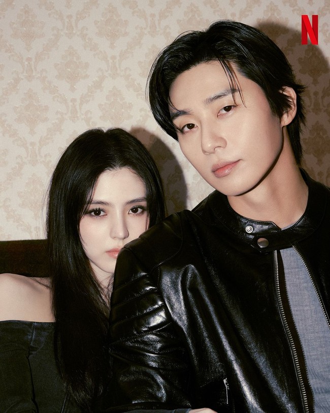 Berlatar tahun 1945, drama Korea Gyeongseong Creature mengikuti kisah Han So Hee dan Park Seo Joon saat mengungkap misteri yang ada di rumah sakit di Gyeongseong (nama lama dari Seoul). Foto: dok. Instagram @netflixkcontent