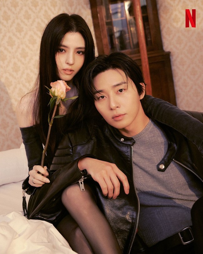 Penggemar drama Korea dibuat gempar dengan unggahan Instagram Netflix, Kamis (21/12/2023). Ada hasil pemotretan Han So Hee dan Park Seo Joon yang dipasangkan dalam drama Korea Gyeongseong Creature. Foto: dok. Instagram @netflixkcontent