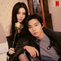 Penggemar drama Korea dibuat gempar dengan unggahan Instagram Netflix, Kamis (21/12/2023). Ada hasil pemotretan Han So Hee dan Park Seo Joon yang dipasangkan dalam drama Korea Gyeongseong Creature. Foto: dok. Instagram @netflixkcontent