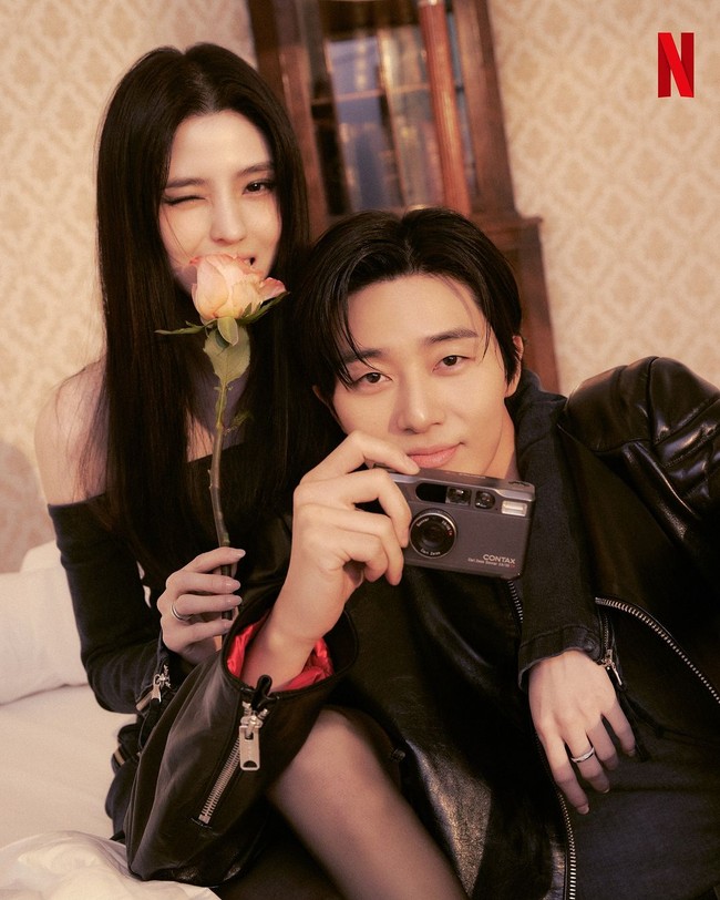 Unggahan tersebut sontak dibanjiri komentar penggemar drama Korea yang tak sabar melihat chemistry Han So Hee dan Park Seo Joon. Mengingat Gyeongseong Creature Part 1 tayang Jumat (22/12/2023). Foto: dok. Instagram @netflixkcontent