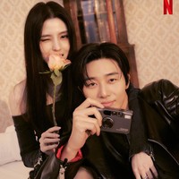 Unggahan tersebut sontak dibanjiri komentar penggemar drama Korea yang tak sabar melihat chemistry Han So Hee dan Park Seo Joon. Mengingat Gyeongseong Creature Part 1 tayang Jumat (22/12/2023). Foto: dok. Instagram @netflixkcontent